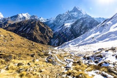 Paisagens bonitas vistas na maneira no acampamento base Nepal de Annapurna imagens de stock Paisagens bonitas vistas na maneira no acampamento base Nepal de Annapurna imagens de stock