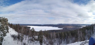 Paisagens do inverno na montanha nebulosa Sugomak do dia de Ural imagem de stock Paisagens do inverno na montanha nebulosa Sugomak do dia de Ural imagem de stock