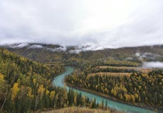 ¡Paisaje creciente de la bahía de Kanas del otoño! fotografía de archivo libre de regalías ¡Paisaje creciente de la bahía de Kanas del otoño! fotografía de archivo libre de regalías
