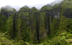 Paisaje de Hawaii: Cascadas de la montaña de la estación de lluvias fotos de archivo libres de regalías Paisaje de Hawaii: Cascadas de la montaña de la estación de lluvias fotos de archivo libres de regalías