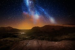 Paisaje de la montaña sobre el cielo nocturno o el espacio fotos de archivo libres de regalías Paisaje de la montaña sobre el cielo nocturno o el espacio fotos de archivo libres de regalías