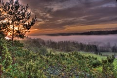 Paisaje de niebla de las montañas en HDR
