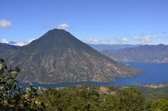 Paisaje de Vulcano en el lago Atitlan guatemala fotos de archivo Paisaje de Vulcano en el lago Atitlan guatemala fotos de archivo