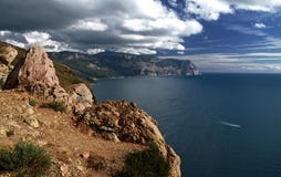 Paisaje del día de verano con el mar y las montañas Ucrania, República de Crimea fotos de archivo Paisaje del día de verano con el mar y las montañas Ucrania, República de Crimea fotos de archivo