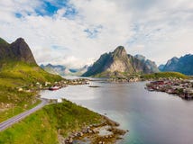 Paisaje del fiordo y de las montañas Islas Noruega de Lofoten imagen de archivo libre de regalías Paisaje del fiordo y de las montañas Islas Noruega de Lofoten imagen de archivo libre de regalías