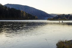 Paisaje del otoño con el río y el bosque en los bancos en las cercanías de un pequeño pueblo imágenes de archivo libres de regalías Paisaje del otoño con el río y el bosque en los bancos en las cercanías de un pequeño pueblo imágenes de archivo libres de regalías