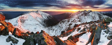 Paisaje del panorama de la montaña del invierno - puesta del sol, Eslovaquia imagen de archivo libre de regalías Paisaje del panorama de la montaña del invierno - puesta del sol, Eslovaquia imagen de archivo libre de regalías