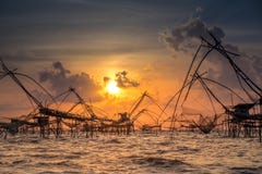 Paisaje del pueblo del ` s del pescador en Tailandia con varias herramientas de la pesca llamadas imagen de archivo Paisaje del pueblo del ` s del pescador en Tailandia con varias herramientas de la pesca llamadas imagen de archivo