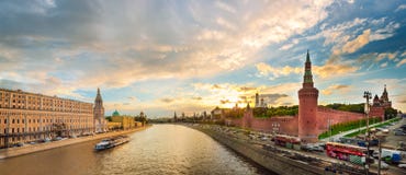 Paisaje del río del Kremlin y de Moscú de la nave imágenes de archivo libres de regalías Paisaje del río del Kremlin y de Moscú de la nave imágenes de archivo libres de regalías