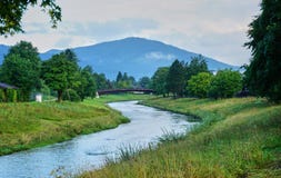 Paisaje hermoso en Baviera con el r?o y las monta?as fotografía de archivo libre de regalías Paisaje hermoso en Baviera con el r?o y las monta?as fotografía de archivo libre de regalías