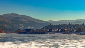 Paisaje hermoso, lago congelado cubierto con la nieve, monta?as hermosas fotos de archivo Paisaje hermoso, lago congelado cubierto con la nieve, monta?as hermosas fotos de archivo