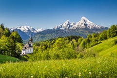 Paisaje idílico en las montañas bávaras, tierra de Berchtesgadener, Alemania de la montaña fotografía de archivo libre de regalías Paisaje idílico en las montañas bávaras, tierra de Berchtesgadener, Alemania de la montaña fotografía de archivo libre de regalías