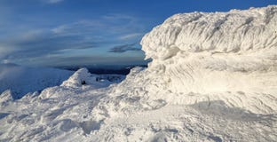 Paisaje maravilloso del invierno en un día soleado Textura irreal, fantástica, mística, congelada con helada, hielo y nieve imagen de archivo libre de regalías Paisaje maravilloso del invierno en un día soleado Textura irreal, fantástica, mística, congelada con helada, hielo y nieve imagen de archivo libre de regalías