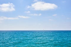 Paisaje marino hermoso con la navegación blanca del yate imágenes de archivo libres de regalías Paisaje marino hermoso con la navegación blanca del yate imágenes de archivo libres de regalías