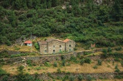 Paisaje montañoso y campos colgantes con una casa de campo rústica imagen de archivo libre de regalías Paisaje montañoso y campos colgantes con una casa de campo rústica imagen de archivo libre de regalías