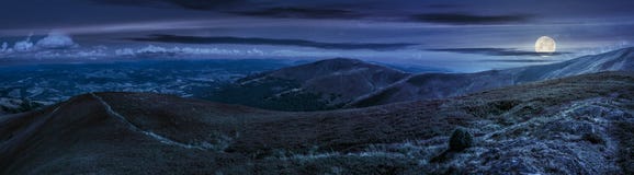 Paisaje panorámico del verano en Cárpatos en la noche fotos de archivo libres de regalías Paisaje panorámico del verano en Cárpatos en la noche fotos de archivo libres de regalías