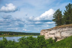 Paisaje rural con el pueblo y el río en el día nublado del verano imágenes de archivo libres de regalías Paisaje rural con el pueblo y el río en el día nublado del verano imágenes de archivo libres de regalías