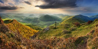 Paisaje verde de la naturaleza de la montaña de Eslovaquia de la primavera con el sol y la CRO (coordinadora) imagenes de archivo Paisaje verde de la naturaleza de la montaña de Eslovaquia de la primavera con el sol y la CRO (coordinadora) imagenes de archivo