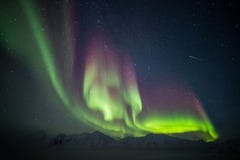 Paisaje ártico hermoso con la aurora boreal - Spitsbergen, Svalbard de la montaña Paisaje ártico hermoso con la aurora boreal - Spitsbergen, Svalbard de la montaña