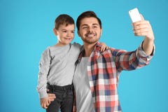 Paizinho e seu filho que tomam o selfie foto de stock Paizinho e seu filho que tomam o selfie foto de stock