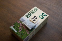 Pak van Gunstthee op houten achtergrond royalty-vrije stock afbeelding Pak van Gunstthee op houten achtergrond royalty-vrije stock afbeelding