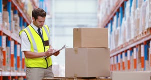 Pakhuisarbeider die pakketten bekijken stock footage Pakhuisarbeider die pakketten bekijken stock footage