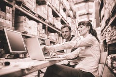 Pakhuisarbeider en manager die laptop bekijken stock foto's Pakhuisarbeider en manager die laptop bekijken stock foto's