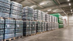 Pakken van bier in een brouwerijpakhuis stock fotografie Pakken van bier in een brouwerijpakhuis stock fotografie