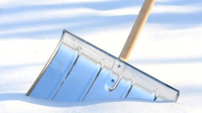 Pala di rimozione di neve fotografia stock Pala di rimozione di neve fotografia stock