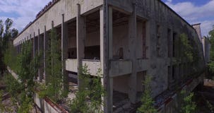 Palacio de la cultura Energetik en la ciudad de Pripyat cerca de Chernóbil (aéreo) almacen de video Palacio de la cultura Energetik en la ciudad de Pripyat cerca de Chernóbil (aéreo) almacen de video