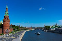 Palacio de Moscú el Kremlin del puente en el río foto de archivo libre de regalías Palacio de Moscú el Kremlin del puente en el río foto de archivo libre de regalías