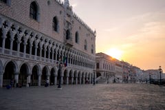 Palacio Venecia del ` s del dux en la salida del sol fotografía de archivo libre de regalías Palacio Venecia del ` s del dux en la salida del sol fotografía de archivo libre de regalías