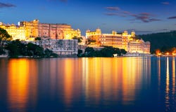 Palais de ville et lac Pichola la nuit, Udaipur, Ràjasthàn, Inde photos stock Palais de ville et lac Pichola la nuit, Udaipur, Ràjasthàn, Inde photos stock