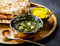 Palak Paneer indisk mat med ost och spenat, Naan bröd och Basmati ris med saffran arkivfoton Palak Paneer indisk mat med ost och spenat, Naan bröd och Basmati ris med saffran arkivfoton