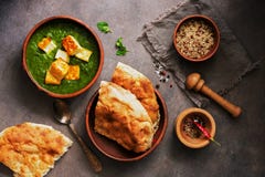 Palak-paneer oder Spinats- und Hüttenkäsecurry, Mörser mit den Gewürzen, naan, Reis auf einem dunklen Hintergrund Traditioneller stockfoto Palak-paneer oder Spinats- und Hüttenkäsecurry, Mörser mit den Gewürzen, naan, Reis auf einem dunklen Hintergrund Traditioneller stockfoto