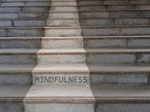 A palavra MINDFULNESS escrito em escadas fotografia de stock royalty free A palavra MINDFULNESS escrito em escadas fotografia de stock royalty free