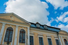 Palazzo abbandonato Palazzo santo Volovichi, castello in Svyatskoye una bella vecchia struttura architettonica, un di pietra o di fotografie stock Palazzo abbandonato Palazzo santo Volovichi, castello in Svyatskoye una bella vecchia struttura architettonica, un di pietra o di fotografie stock