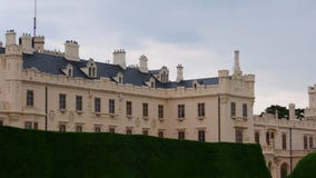 Palazzo - castello Lednice e giardino del castello Fortifichi Lednice, patrimonio mondiale dell'Unesco alla Moravia del sud 4K archivi video Palazzo - castello Lednice e giardino del castello Fortifichi Lednice, patrimonio mondiale dell'Unesco alla Moravia del sud 4K archivi video