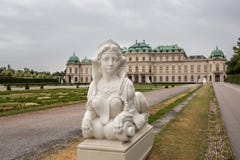 Palazzo di Schonbrunn con la statua a fuoco fotografia stock libera da diritti Palazzo di Schonbrunn con la statua a fuoco fotografia stock libera da diritti
