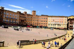 Palazzo Publico in Piazza del Campo & x28; Hall& x29 della città; di Siena, la Toscana, Italia fotografia stock libera da diritti Palazzo Publico in Piazza del Campo & x28; Hall& x29 della città; di Siena, la Toscana, Italia fotografia stock libera da diritti