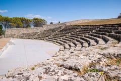 Palazzolo Acreide, Itália - ideia de um teatro do grego clássico imagem de stock Palazzolo Acreide, Itália - ideia de um teatro do grego clássico imagem de stock
