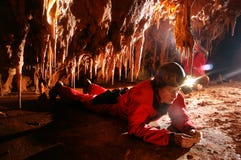 Paleontolgist che studia i fossili in una caverna immagine stock Paleontolgist che studia i fossili in una caverna immagine stock