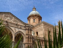 Palermo, Sicilia, Italia 11/04/2010 Facciata della cattedrale fotografia stock Palermo, Sicilia, Italia 11/04/2010 Facciata della cattedrale fotografia stock