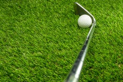 Palla da golf e club di golf su erba fotografia stock libera da diritti Palla da golf e club di golf su erba fotografia stock libera da diritti