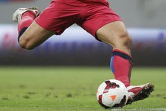 Palla della fucilazione del giocatore di football americano Fotografie Stock Libere da Diritti Palla della fucilazione del giocatore di football americano Fotografie Stock Libere da Diritti