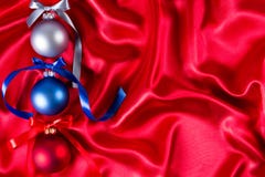 Palle blu, rosse e d'argento di natale su un panno di seta Fotografia Stock Libera da Diritti Palle blu, rosse e d'argento di natale su un panno di seta Fotografia Stock Libera da Diritti