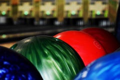 Palle da bowling verde blu rosse fotografia stock libera da diritti Palle da bowling verde blu rosse fotografia stock libera da diritti