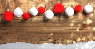 Palle di Natale su fondo di legno con neve, spazio della copia illustrazione 3D illustrazione vettoriale Palle di Natale su fondo di legno con neve, spazio della copia illustrazione 3D illustrazione vettoriale