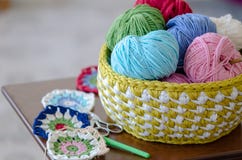 Palle variopinte di lana e del filo knitting fotografia stock Palle variopinte di lana e del filo knitting fotografia stock