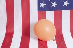Pallone gonfiabile sul fondo della bandiera americana Fotografia Stock Libera da Diritti Pallone gonfiabile sul fondo della bandiera americana Fotografia Stock Libera da Diritti